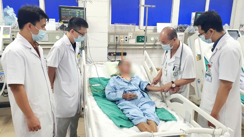 Phó Giáo sư, Tiến sĩ Đỗ Duy Cường, Viện trưởng Viện Y học Nhiệt đới Bạch Mai cùng các bác sĩ hội chẩn ca bệnh 63 tuổi.