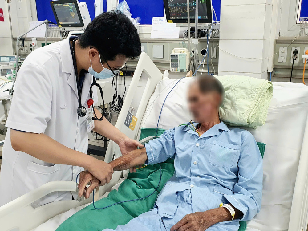 Bác sĩ thăm khám cho bệnh nhân. dd31d443-147a-4a0e-92a9-e700080d7865-mceu-38808724321752637600870.jpg