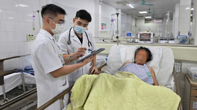 Các bác sĩ Khoa Hồi sức tích cực thần kinh theo dõi sát sao từng chỉ số, diễn biến của bệnh nhân.