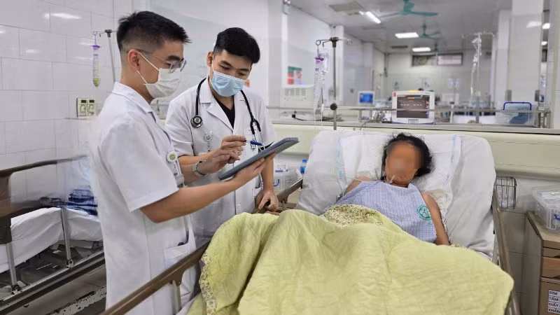 Các bác sĩ Khoa Hồi sức tích cực thần kinh theo dõi sát sao từng chỉ số, diễn biến của bệnh nhân.