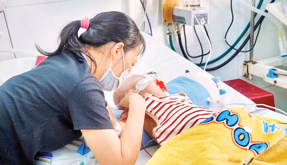 Một ca tay chân miệng đang điều trị nội trú tại Bệnh viện Nhi đồng 2. (Ảnh: KHANG ANH)