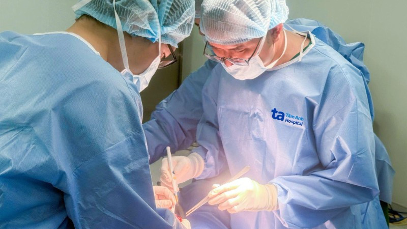 Phẫu thuật cấp cứu người bệnh. 