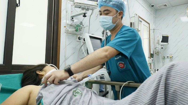 Chăm sóc, điều trị cho bệnh nhân tại Trung tâm Đột quỵ, Bệnh viện Bạch Mai.