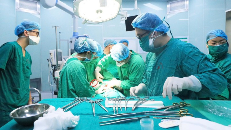 Các bác sĩ tiến hành phẫu thuật lấy con cho sản phụ tại Bệnh viện Phổi Trung ương. 518301922-1050867280526266-4045117602897530393-n-66.jpg