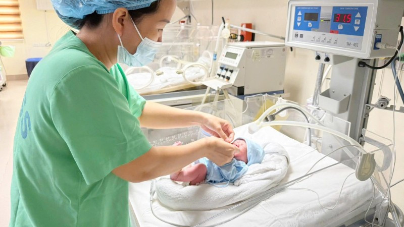 Trẻ sơ sinh được đưa về chăm sóc tại Bệnh viện Phụ sản Trung ương. 518285214-1050867437192917-2906440087479492998-n-923.jpg
