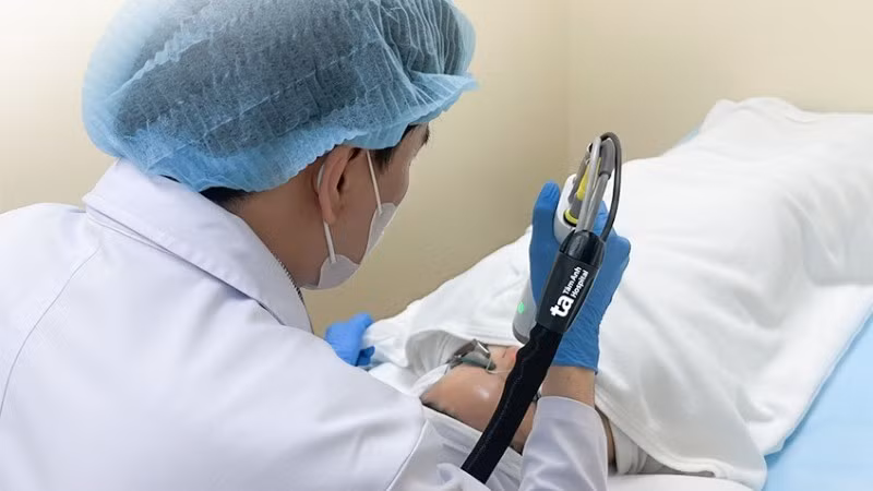 Bác sĩ sử dụng laser 6D điều trị tình trạng giãn mao mạch cho bệnh nhân. 