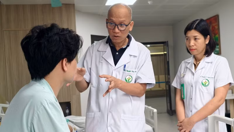 Phó Giáo sư, Tiến sĩ Nguyễn Hồng Hà – Trưởng khoa Phẫu thuật Hàm mặt-Tạo hình và Thẩm mỹ, Bệnh viện Hữu nghị Việt Đức thăm khám cho người bệnh sau phẫu thuật. 
