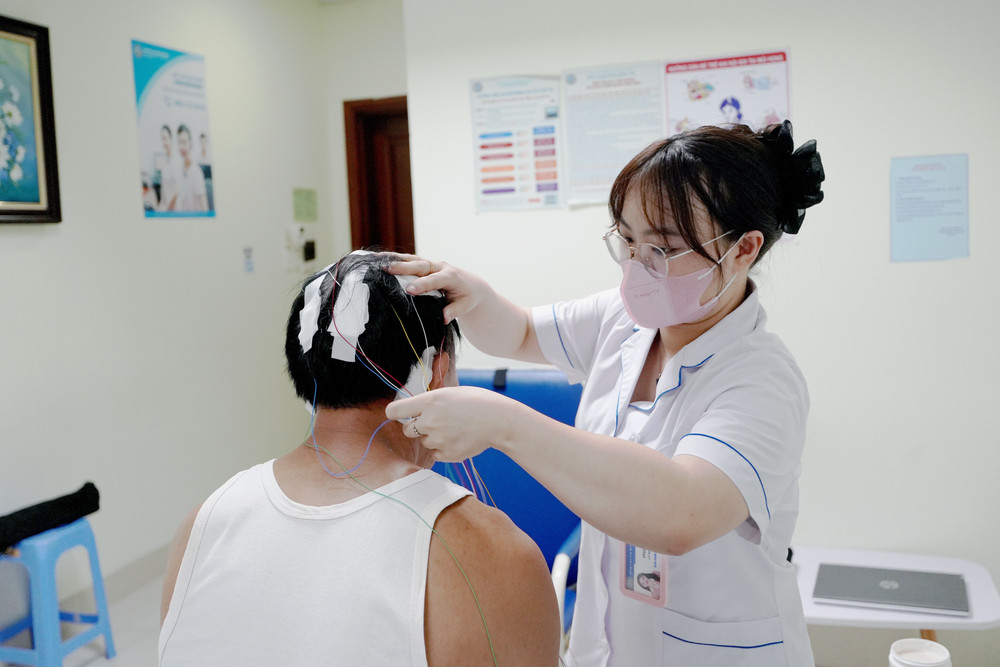 Bệnh nhân đo đa ký giấc ngủ tại Bệnh viện Tai Mũi Họng Trung ương. dsc04289.jpg