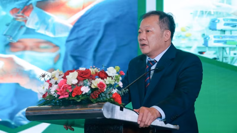 Tiến sĩ, bác sĩ Dương Đức Hùng, Giám đốc Bệnh viện Hữu nghị Việt Đức phát biểu tại hội nghị.
