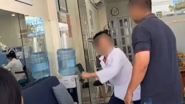 Hình ảnh trong video người bệnh tố nha sĩ hành hung khách hàng. (Ảnh: Chụp từ video người dân cung cấp)