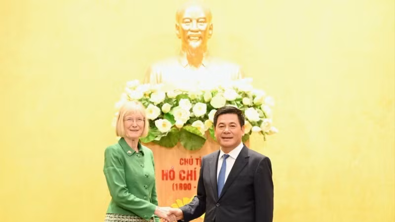 Bộ trưởng Công thương Nguyễn Hồng Diên và bà Gillian Bird, tân Đại sứ Australia.