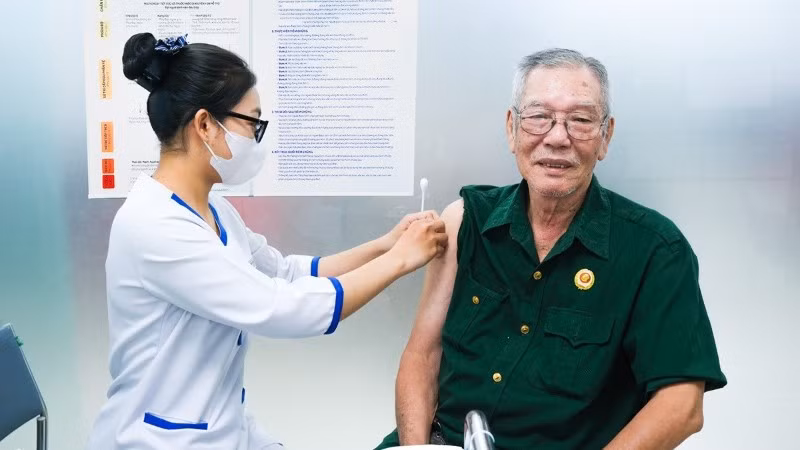 Nhân viên y tế tiêm vaccine cho cựu chiến binh. (Ảnh: VNVC cung cấp)