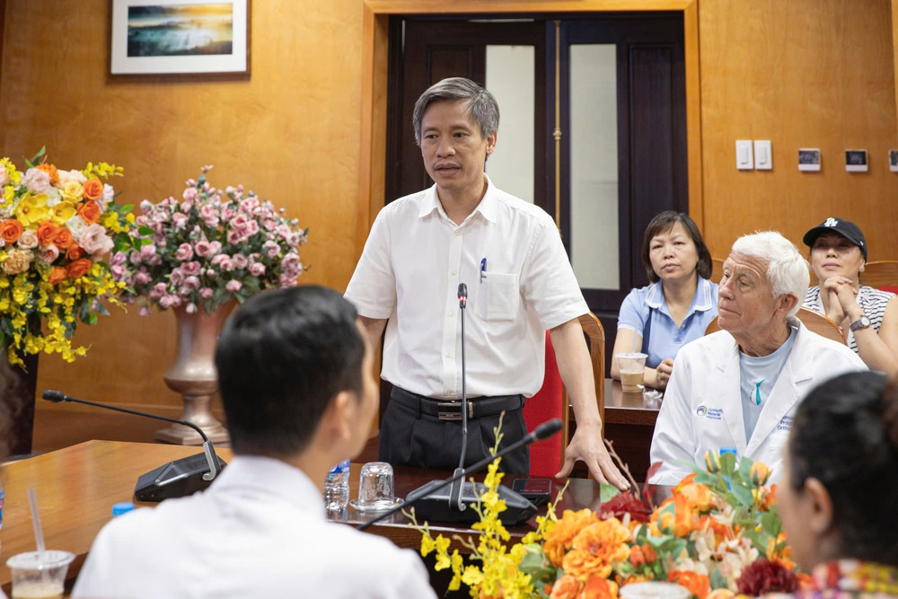 Phó Giáo sư, Tiến sĩ Nguyễn Mạnh Khánh, Phó Giám đốc Bệnh viện Hữu nghị Việt Đức, Chủ tịch Hội Chấn thương chỉnh hình Việt Nam, Chủ nhiệm Câu lạc bộ Nhân đạo Sala phát biểu tại buổi làm việc với y tế địa phương. z6673804450817-808e27ccce1e3ffd8d881bf304ca674e.jpg