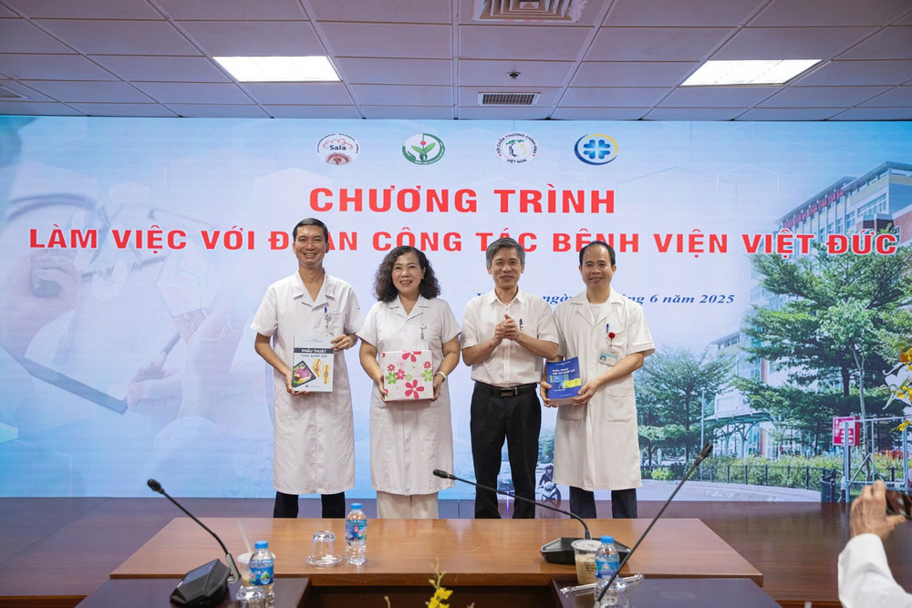 Câu lạc bộ Nhân đạo Sala cũng gửi tặng Bệnh viện và Khoa Chấn thương Chỉnh hình nhiều tài liệu chuyên môn, thiết bị y tế phục vụ đào tạo và điều trị. z6673804432692-d61a89f5a830e2de945349208895ae68.jpg