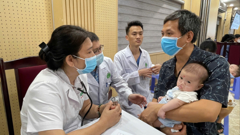 Nhiều bệnh nhi vài tháng tuổi cũng được khám sàng lọc tiến hành phẫu thuật miễn phí lần này. z6697045890418-fb58096745e7b609a32f1d78f19796e7-4513.jpg