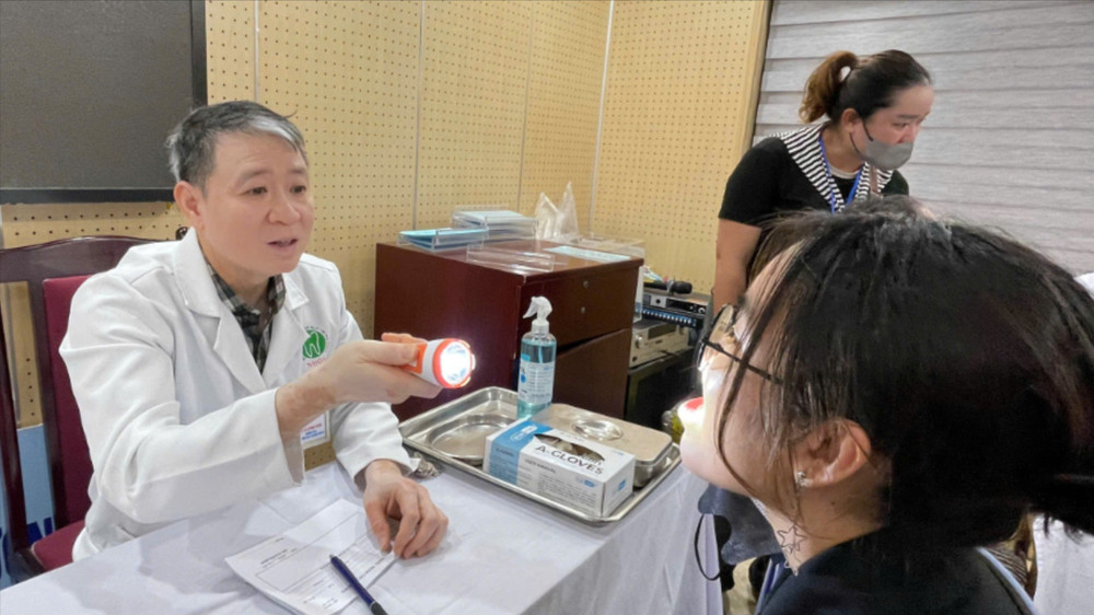 Bác sĩ khám sàng lọc cho bệnh nhân. z6697045897686-1e8ff2c9d375e7c687bf2c69fe81e80e-1916.jpg