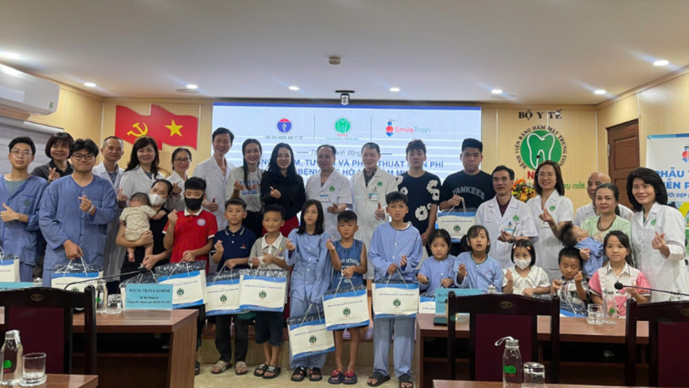 Bệnh viện tặng quà cho các bệnh nhi trước khi phẫu thuật. z6697045910666-a8af53d7b35db83eb0938eafa5f22827-4400.jpg