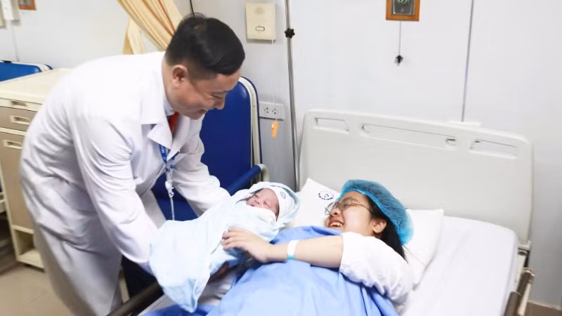 Phó Giáo sư, Tiến sĩ Vũ Văn Du – Phó Giám đốc Bệnh viện Phụ sản Trung ương chúc mừng sản phụ.