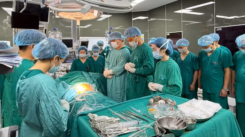 Ê-kíp nhân viên y tế nghiêng mình trước nghĩa cử cao đẹp hiến tạng của ông L.V.H.