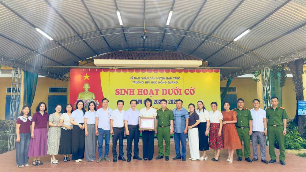 Đoàn công tác trao Bằng tri ân cho cô giáo Nguyễn Thị Mai. z6670538434222-97848c6faa0c2a8f756c19688eaf3d97.jpg