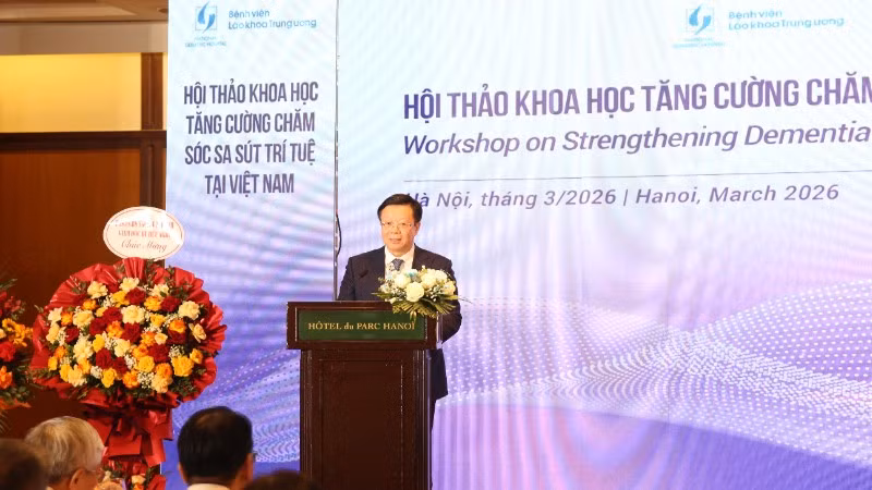 Phó Giáo sư, Tiến sĩ Nguyễn Trung Anh, Giám đốc Bệnh viện Lão khoa Trung ương phát biểu tại hội thảo. 
