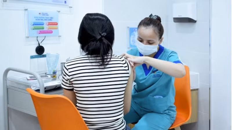Tiêm vaccine HPV phòng ngừa các bệnh ung thư nguy hiểm (cổ tử cung, âm hộ, âm đạo, hậu môn, vòm họng, miệng) và mụn cóc sinh dục (sùi mào gà).
