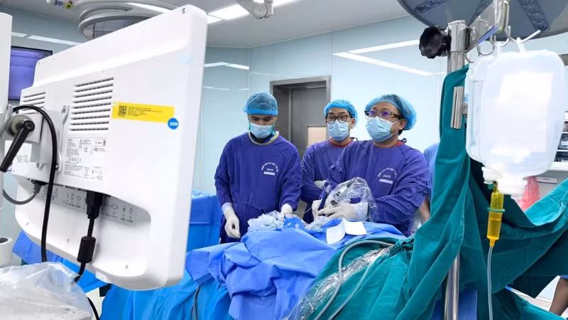Bác sĩ Nguyễn Vũ can thiệp cho bệnh nhân. 