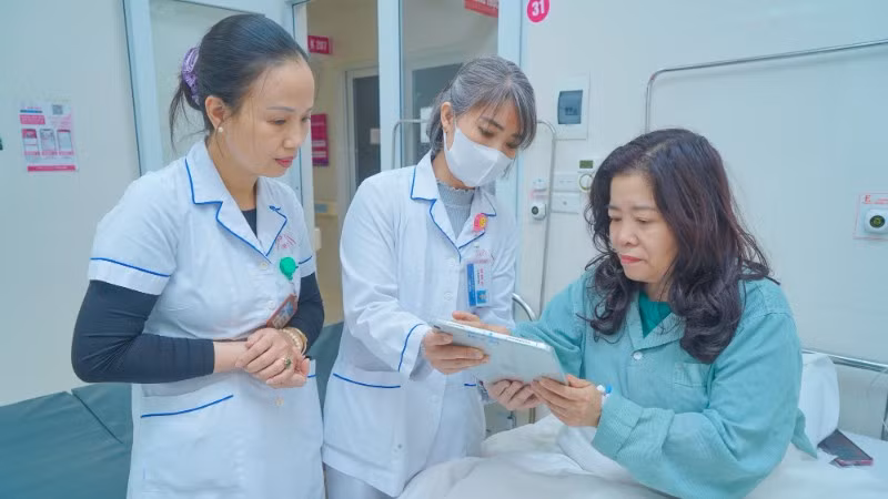 Bệnh nhân có thể xem hồ sơ bệnh án của mình bằng các thiết bị điện tử ngay tại giường bệnh.