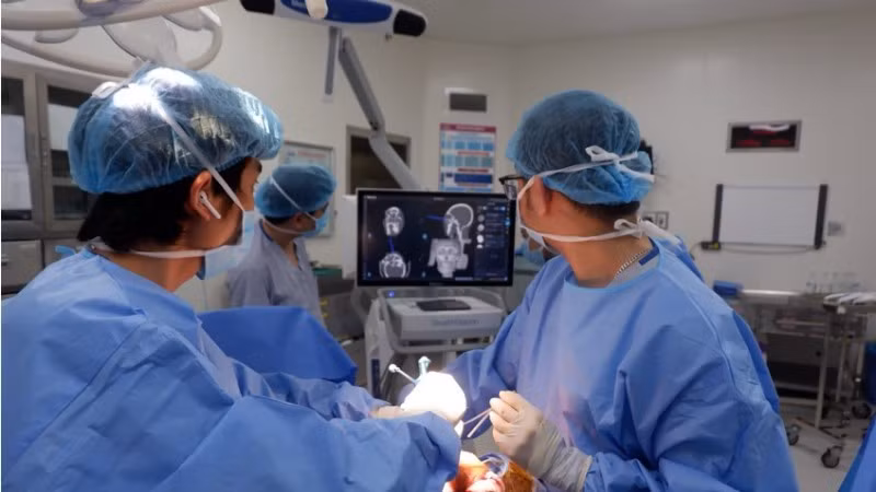 Các bác sĩ tiến hành phẫu thuật cho người bệnh.