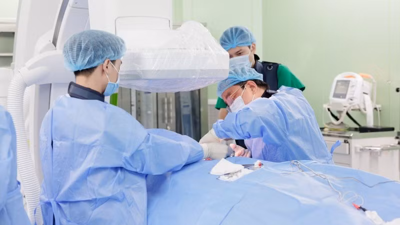 Bác sĩ tiến hành can thiệp cho người bệnh.