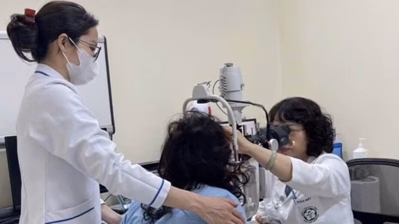 Bác sĩ chuyên khoa Mắt - Bệnh viện Bạch Mai thăm khám cho người bệnh.