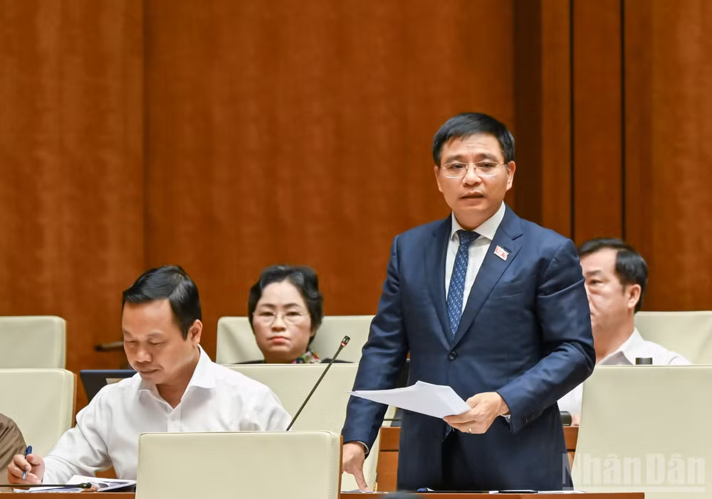 Phó Thủ tướng Chính phủ Nguyễn Văn Thắng giải trình trước Quốc hội sáng 21/4. (Ảnh: THỦY NGUYÊN)