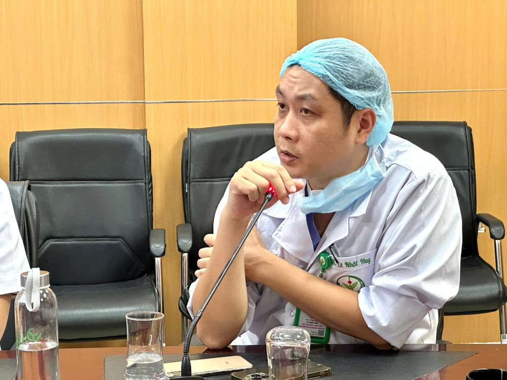 Bác sĩ chuyên khoa II Lê Nhật Huy, Phó Giám đốc Trung tâm Phẫu thuật Đại trực tràng và Tầng sinh môn tham gia buổi hội chẩn. 520805291-1164044495760912-31095454762162537-n.jpg