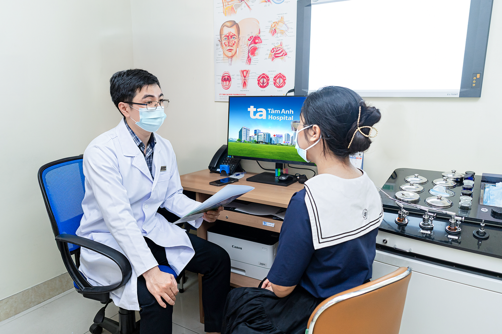 Thạc sĩ, bác sĩ chuyên khoa I Hồ Văn Hữu tư vấn cho bệnh nhân. 1-2.png
