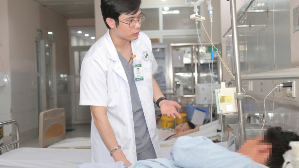 Bác sĩ thăm khám cho bệnh nhân. (Ảnh: BVCC)
