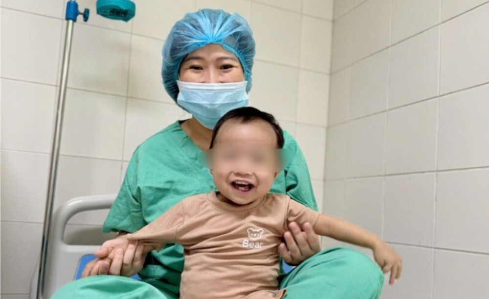  Bệnh nhi 15 tháng tuổi được ghép gan tại Bệnh viện Trung ương Huế xuất viện 