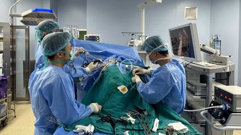 Các bác sĩ tiến hành phẫu thuật thành công khối phình khổng lồ động mạch thận có áp dụng ghép thận tự thân.