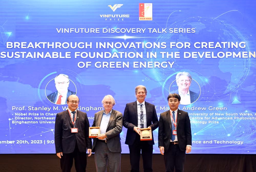 Phó Giáo sư, Tiến sĩ Huỳnh Đăng Chính (ngoài cùng bên phải) tặng quà lưu niệm cho Giáo sư Stanley M. Whittingham và Giáo sư Martin Andrew Green trong sự kiện giao lưu tại Đại học Bách khoa cuối năm 2023. (Ảnh: VFP)