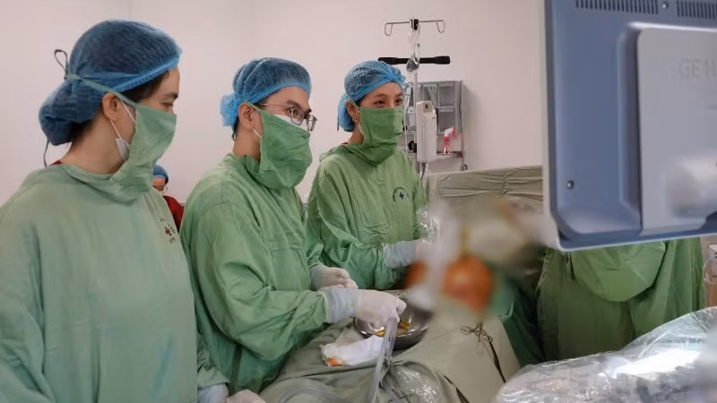Tiến sĩ, bác sĩ Phan Huyền Thương, Phó Giám đốc Phụ trách Trung tâm Can thiệp bào thai thực hiện kỹ thuật dẫn lưu màng phổi cho bào thai. 