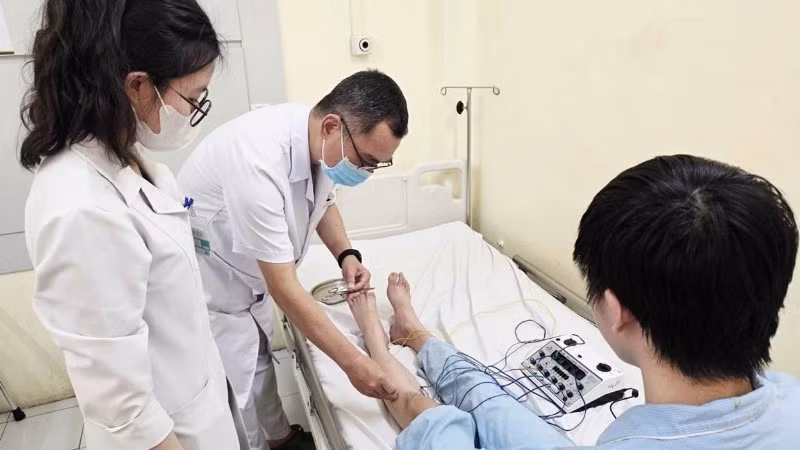 Bác sĩ chuyên khoa I Hoàng Kim Chung và bác sĩ Trần Thị Nhiên điều trị châm cứu cho người bệnh.