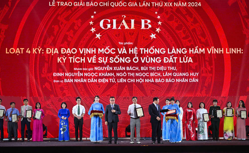 Đồng chí Lê Quốc Minh, Ủy viên Trung ương Đảng, Tổng Biên tập Báo Nhân Dân, Phó Trưởng ban Tuyên giáo và Dân vận Trung ương, Chủ tịch Hội Nhà báo Việt Nam và đồng chí Lại Xuân Môn, Ủy viên Trung ương Đảng, Phó Trưởng ban Thường trực Ban Tuyên giáo và Dân vận Trung ương trao giải B cho các tác giả, nhóm tác giả đoạt giải. z6729111148774-660f54241adae410b6289d640c2e3fe1.jpg