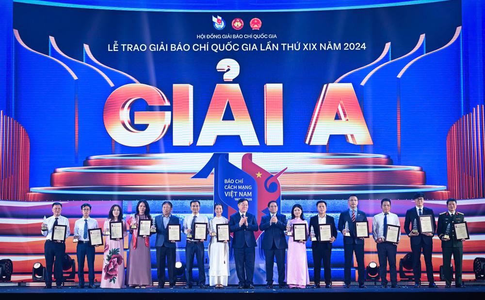Thủ tướng Phạm Minh Chính và Ủy viên Bộ Chính trị, Bí thư Trung ương Đảng, Trưởng Ban Tuyên giáo và Dân vận Trung ương Nguyễn Trọng Nghĩa trao giải A cho đại diện các nhóm tác giả. z6729111148748-b2704ba26ee1fbf7c8f89d7a40e3abac.jpg
