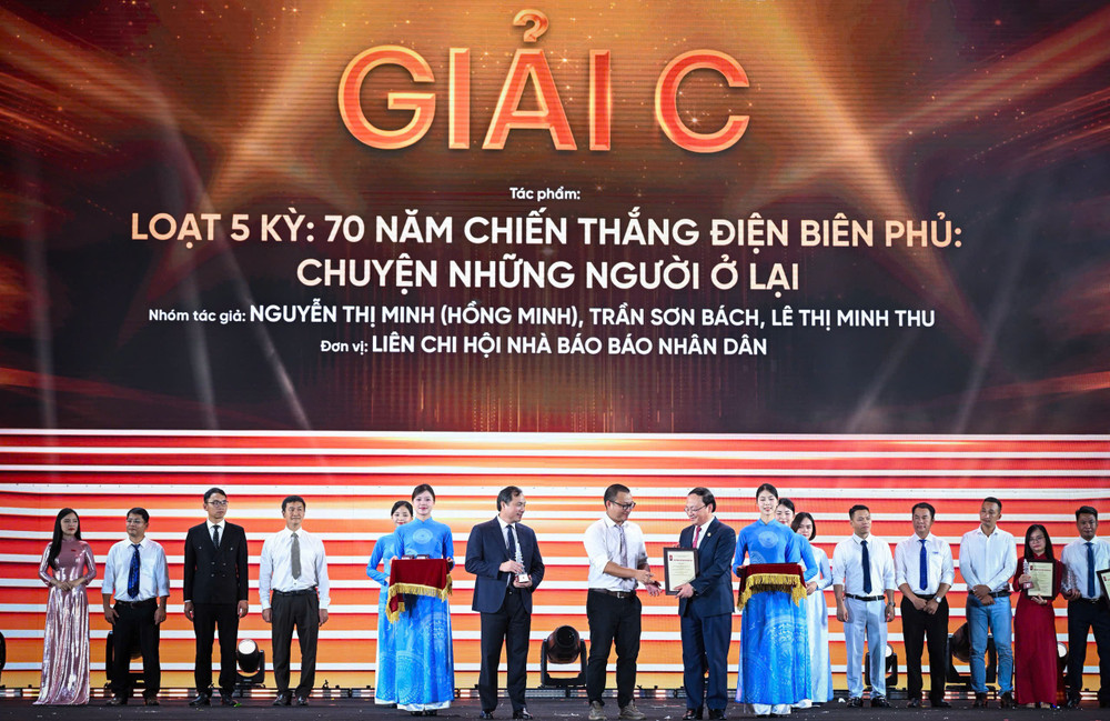 Đồng chí Đỗ Tiến Sỹ, Ủy viên Trung ương Đảng, Tổng Giám đốc Đài Tiếng nói Việt Nam và đồng chí Hoàng Trung Dũng, Ủy viên Trung ương Đảng, Tổng Biên tập Tạp chí Cộng sản trao giải C cho các tác giả, nhóm tác giả đoạt giải. z6729082318187-8ccb7cb0d1d229e3cc3a05ad26648e5d.jpg