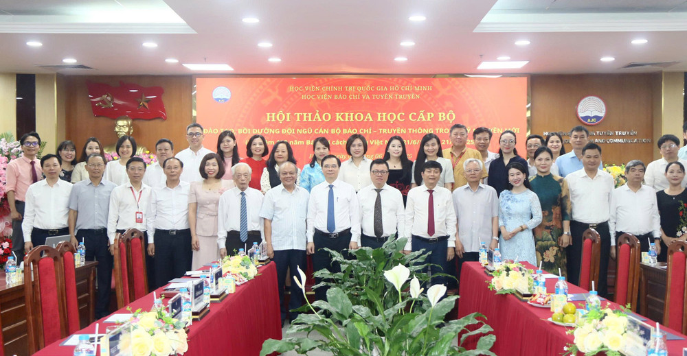 Các đại biểu tham dự hội thảo. (Ảnh: THÚY HẰNG) z6680831323344-afea1ac59e66188d8e42a41b3361e657.jpg