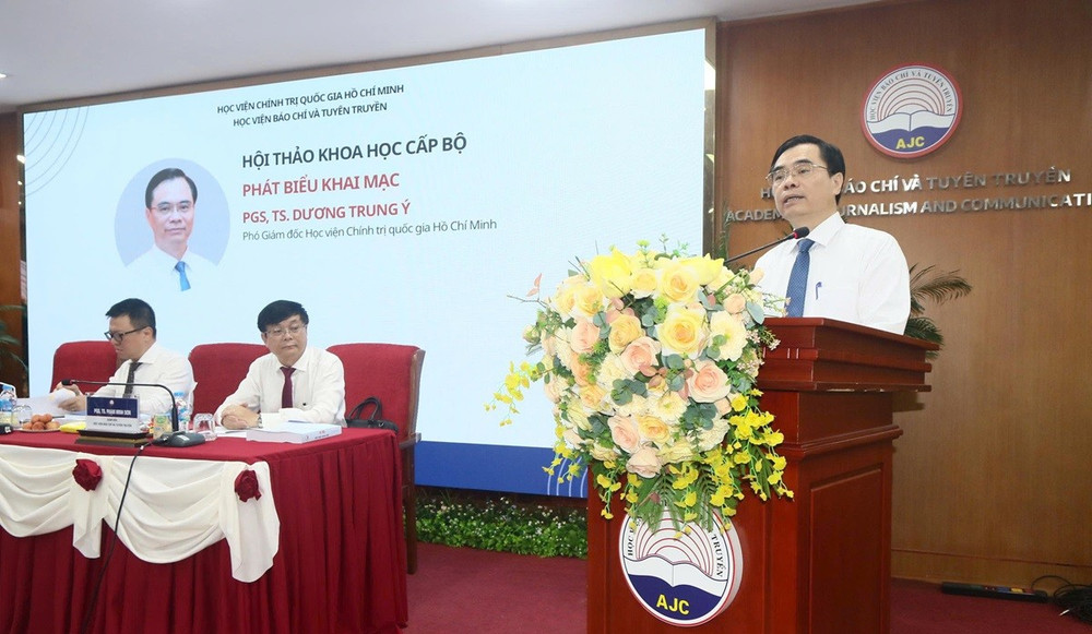 Phó Giáo sư, Tiến sĩ Dương Trung Ý, Phó Giám đốc Học viện Chính trị Quốc gia Hồ Chí Minh phát biểu tại hội thảo. (Ảnh: THÚY HẰNG) baochitt3.jpg