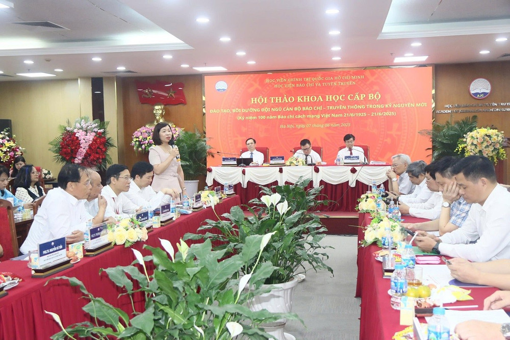 Hội thảo đã góp phần cung cấp thêm cơ sở khoa học và thực tiễn cho việc hoạch định chính sách đào tạo nhân lực báo chí-truyền thông, đồng thời mở ra các hướng tiếp cận mới phù hợp với yêu cầu của thời đại. (Ảnh: THÚY HẰNG) baochitt1.jpg
