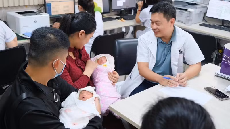 Hai thai nhi cùng chung một buồng ối và một bánh rau chào đời khỏe mạnh. 