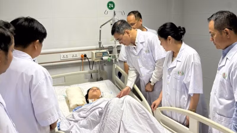 Tiến sĩ Hà Anh Đức, Cục trưởng Cục Quản lý Khám, chữa bệnh, Bộ Y tế thăm điều dưỡng Trang đang điều trị tại Bệnh viện đa khoa Hữu nghị Nghệ An.