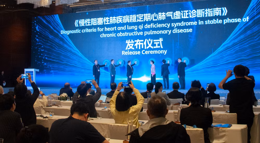 Các đại biểu nhấn nút khai mạc Diễn đàn quốc tế Lạc bệnh học lần thứ 21.