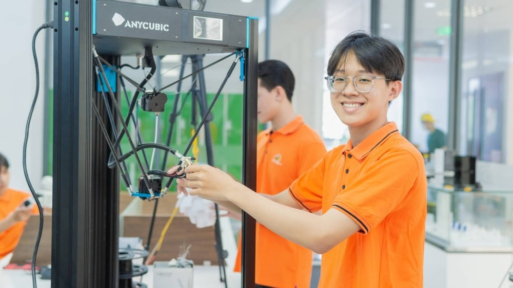 Đến tháng 9, FPT dự kiến sẽ công bố mở nền tảng đào tạo lập trình AI cho học sinh các cấp do FPT phối hợp với trường đại học công nghệ đầu thế giới xây dựng. img-3726.jpg